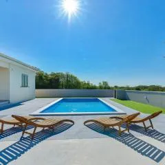Holiday House Casia with pool