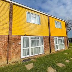 6 Berth Chalet Nearby Hemsby Beach In Norfolk Ref 18168b