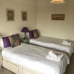 Rie's Retreat - The Amethyst Room
