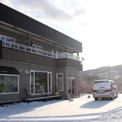 Rusutu Ski Chalet - Six Bedrooms, BBQ, Lake Toya.