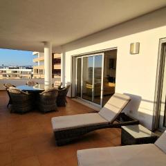Deluxe 2 bedroom apartment with BBQ