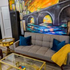 Artful Retreat - King Bed, Work Desk, WIFI, Unique Murals, Perfect for Business Travelers, Downtown & Near Universal Studios