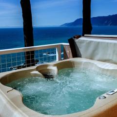 Gorgeous Oceanview, Hot Tub! Oceanfront! Shelter Cove, CA