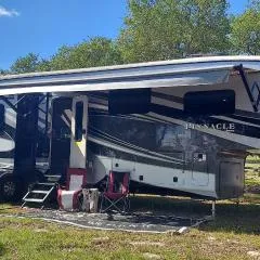 Private RV Retreat King Bed, Kitchen & Bath