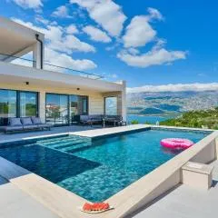 Villa Zariva with pool and panoramic mountain and
