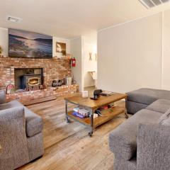 Robinhood Chalet- Ultra Modern Bear City Cabin- Essentials- Laundry- BBQ- Fenced