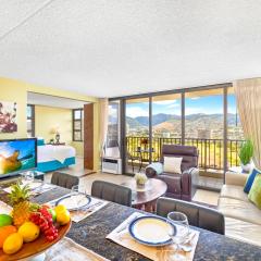 Stylish with Mountain Views, Parking, Steps to Beach