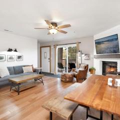 Brownie's Den- Modern Cozy Central Resort Condo