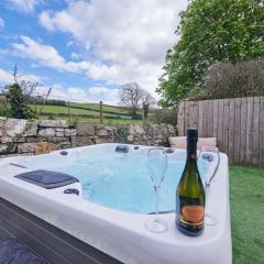 Family Friendly, self contained, Bed and Breakfast with private hot tub