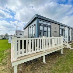 Modern 6 Berth Caravan At Martello Beach In Essex Ref 29002sv