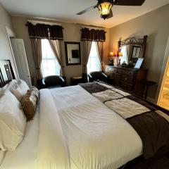 Historic Branson Hotel - Buck Bungalow Room with King Bed - Downtown - FREE TICKETS INCLUDED