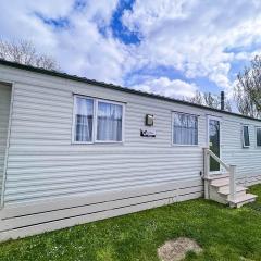 Lovely 8 Berth Caravan At Martello Beach Holiday Park Ref 29009tv