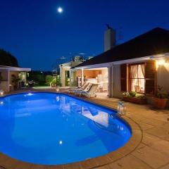 Upmarket Tuscan Villa sleeps 12 With Heated pool & Jacuzzi
