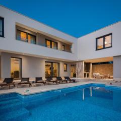 Luxury Villa Encanto with Heated Pool