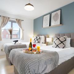 Grange House with Free Parking, Garden, Superfast Wifi and Smart TVs with Netflix by Yoko Property