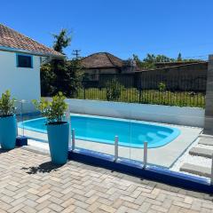 Casa com piscina, 50 m da praia