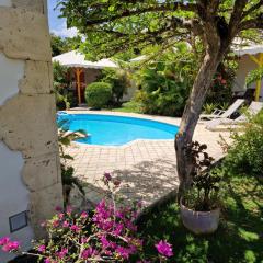 Bungalows du Soleil - Piscine Jardin Fleuri
