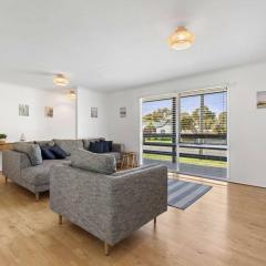 Bonnyvale Beach Shack- Pet friendly, walk to the beach!