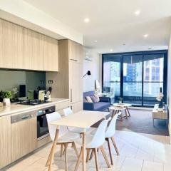 Stunning 2-Bed Apartment with Panoramic CBD Views