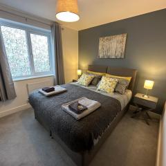 3 Bed Home Sleeps 6 - Long Stays - Contractors & Relocators with Parking, Garden & WiFi