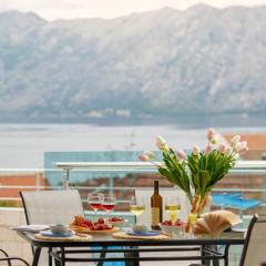 Nada's Ap with Pool and Sea View
