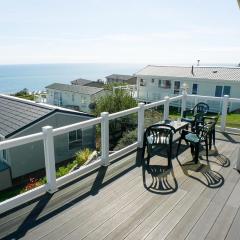 Luxury 3 Bed 2 Bath Lodge with Sea Views!