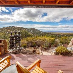 Sunlit Hills Art and Views, 3 Bedrooms, Sleeps 6, Hot Tub, Volleyball, WiFi