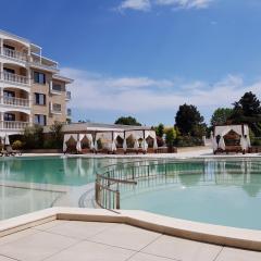 Luxury 4-room apartment in apartment hotel "Valencia Gardens" on beautiful beach for demanding people