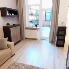 Rondo ONZ Metro, Krochmalna 32A Street