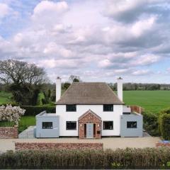 Covehithe House-Coastal luxury- sleeps 12-with huge swimspa!