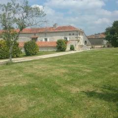 Maison charentaise à la campagne