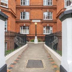 Chelsea Apartment- 2 bedroom with a private garden and tennis court