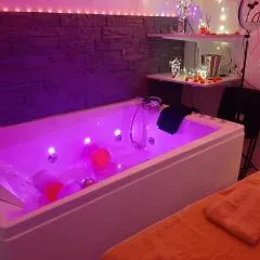 la loveRomantique chez loveroomtoulon, parking et wifi gratuits