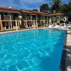 Casas com 2 suítes (ambas com ar split) e internet privativa 300MBPS, no Residencial Village do Bosque, condomínio com quiosques com churrasqueiras , piscina, sauna portaria 24hrs, a aproximadamente 200m da praia de Taperapuã Axé Moi