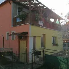 Rodinný půldomek s vybavením a bazenem