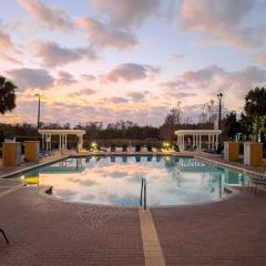"King Bed Oasis" Steps to Pool, Jacuzzi, minutes to Disney