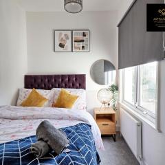 Deluxe Apartment in Southend-On-Sea by Artisan Stays I Free Parking I Weekly Or Monthly Stay I Relocation & Business I Sleeps 5