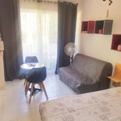 coquet Studio Classé Deux Étoiles, Balcon avec Table, et Wifi
