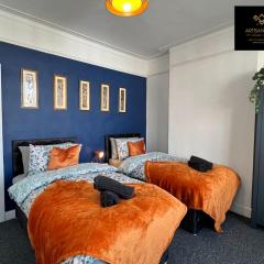 Vintage Vibes By Artisan Stays in Southend-On-Sea I PVT Parking I Sleeps 5