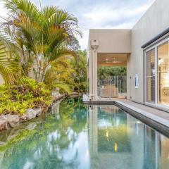 Luxury resort style villa pool by Custom Bnb Hosting