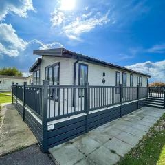 Stunning Lodge With Decking Nearby Hunstanton Beach, Sleeps 6 Ref 23215k