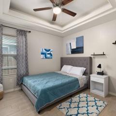 Cozy 3 Bed 2 Bath Apartment, Near Shopping Plazas, Expressway and Free Parking