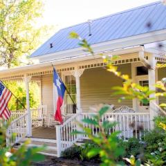 Circa 1900 - Historic - Romantic - Private - Pond - Fenced Yard - The Cottage at Chappell Hill