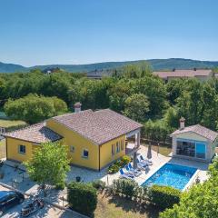 Nice Home In Strmac With 3 Bedrooms, Wifi And Outdoor Swimming Pool