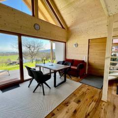 Zweistöckiges Natur-Holzhaus mit Berg- & Seesicht
