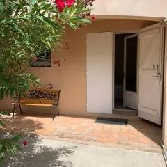 Studio en rez-de-jardin arboré avec accès piscine et clim