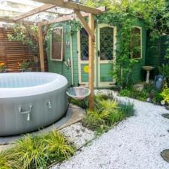 Cosy Garden Flat, Private Hot Tub & Four Poster Bed
