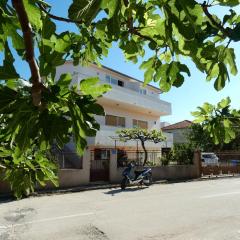 Apartments with a parking space Vinisce, Trogir - 11075