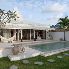 The White Joglo, feel the sea breeze from stylish 3BDR Villa W/Pool.