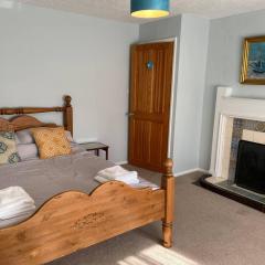 3 Bed Cottage - Sleeps 5 - Wifi - Pets - Parking